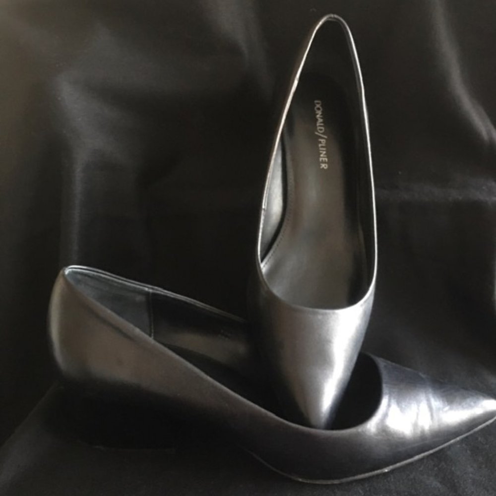 Donald/Pliner Black Pumps 9M
